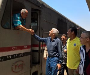 رئيس هيئة السكة الحديد يتابع انتظام حركة سير القطارات بمحطة مصر