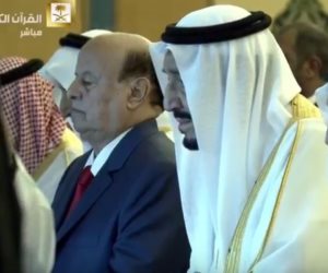 العاهل السعودي يؤدي صلاة العيد في الحرم المكي برفقة الرئيس اليمني