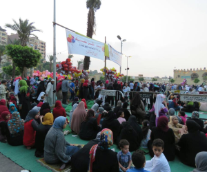 سفير الكامرون يؤدي صلاة عيد الفطر بمسجد النور في العباسية 