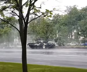 عمود إنارة ينقذ دبابة من انقلابها في بيلاروسيا (فيديو)