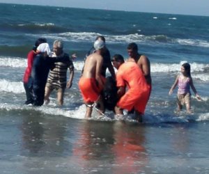 إنقاذ سيدة من الغرق في مياه شاطئ بورسعيد (صور)