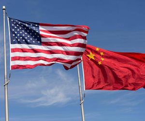 هل يتهاوى تنين بكين أمام «ترامب».. الرئيس الأمريكي يسعى لفرض «رسوم عقابية» على الصين