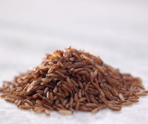 الصويا والأرز البني يساعدان على تأجيل ظهور أعراض سن اليأس