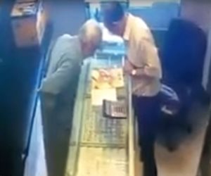 لحظة اعتداء حرامي على جواهرجي بميت غمر بالدقهلية (فيديو)