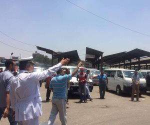مرور القاهرة: منتشرون في المواقف ومحطات الوقود لمتابعة الشكاوى وضبط المخالفين (فيديو)