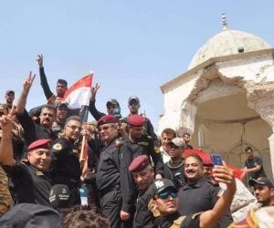 العلم العراقي يرفرف على مسجد النوري بالموصل (فيديو)