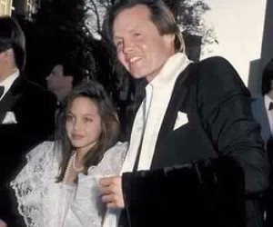 طفولة أنجلينا جولي مع والدها جون فويت