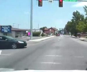 حادث بسبب عدم احترام سيارة الشرطة لإشارة المرور «فيديو»