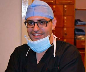"محمد أبو ريا" أول طبيب أسنان يقوم بخلع ضرس العقل لنفسه.. ومرشح لجائزة "جينيس"