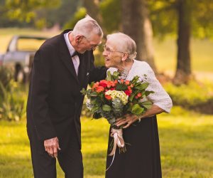 بالصور.. زوجان يحتفلان بمرور 65 عاماً على زواجهما بجلسة تصوير رومانسية