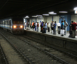 مصرع رجل عجوز أثناء عبوره قضبان محطة مترو أنفاق الجيزة 