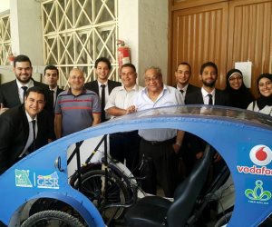 بعد غلاء البنزين.. طلاب جامعة حلوان ينجحون في تصميم سيارة تعمل بالطاقة الشمسية والكهرباء (صور وفيديو)