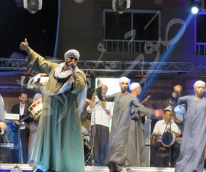 «صعيدي مش أي كلام».. «متقال» يداعب محبية برقصة بالعصا (فيديو)