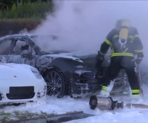 حريق هائل يلتهم 12 سيارة بورش في هامبورج  (فيديو)