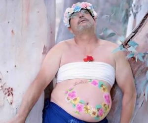 تداول رواد موقع التواصل الاجتماعي "فيس بوك"، صورا لرجل قرر أن يكون بطل لفوتوسيشن يقلد فيها الحوامل