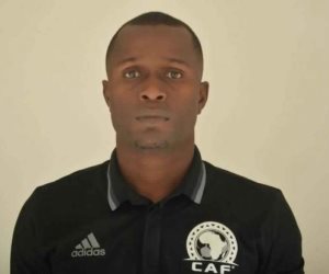 الحكم النيجيرى يتغاضى عن طرد لاعب القطن الكاميرونى امام الاهلى