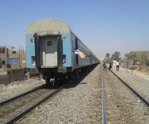 «حجة الهيئة صيانة السكة».. قطار 25 يعذب ركابه
