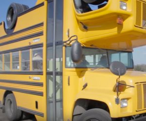 حافلة مقلوبة استغرقت صناعتها 6 أشهر (صور وفيديو)