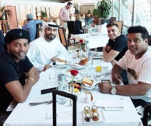 رونالدينهو حول العالم.. أمس بباكستان واليوم يتناول الإفطار في دبي مع صديقه عمران 