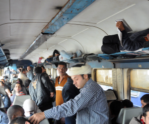 اشتباكات بين ركاب قطار 25 المميزة بسبب الزحام على المقاعد (فيديو)