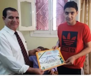 مدير تعليم الرحمانية داخل منزل السابع مكرر في البحيرة لتقديم التهنئة لتفوقه ( صور ) 