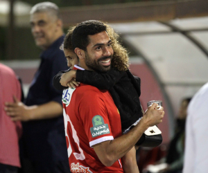 أحمد فتحي يهدي قميصه لطفل صغير بعد مباراة إنبي