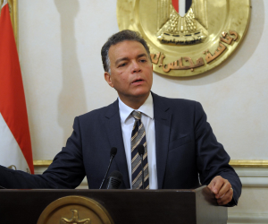 وزير النقل يبحث العرض الصيني لتنفيذ أول قطار سريع في مصر 