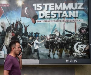 أنقرة على صفيح ساخن.. أردوغان يهين الجيش التركي بملصقات مسيئة للجنود بالشوارع (صور)