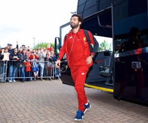  محمد صلاح يصل إلى ملعب مباراة ليفربول وويجان (صور)