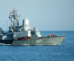الدفاع الروسية: سفننا الحربية عادت بعد مشاركتها في عرض عسكرى بمناسبة يوم البحرية