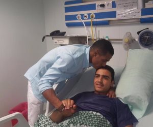 محمد رمضان يزور أحد مصابي الإرهاب في سيناء (صورة)