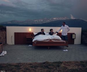 قبل ما تحجز راقب أحوال الطقس.. غرفة فندق بدون سقف أو جدران فوق جبال الألب بسويسرا