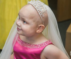 أسرة تحقق حلم طفلتها المصابة بالسرطان وتزفها في حفل فلكلوري إلي زميل الدراسة