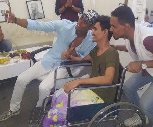 محمد رمضان يحقق أمنية شاب يمني حضر «أهلًا رمضان» على كرسي متحرك