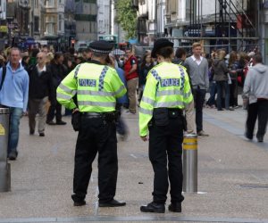 الشرطة: توجيه 15 اتهاما لصبي بعد هجمات بمواد حارقة في لندن