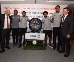 محمد صلاح مع ليفربول خلال توقعيها مع شركة إطارات عالمية 