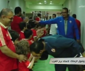 القمة 114.. عضو الجهاز الفنى للزمالك «يقبل» يد ناشيء الأهلى (فيديو )