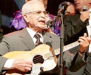 وفاة المغني الجزائري بلاوي الهواري عن عمر يناهز 91 عاما