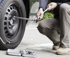 تعرف على أسهل طريقة لتغير إطارات السيارة بنفسك (فيديو)