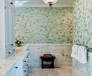 ورق الحائط يغزو الحمامات