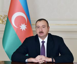 ابنه رئيس أذربيجان تلتقط سيلفى خلال كلمة والده بالأمم المتحدة