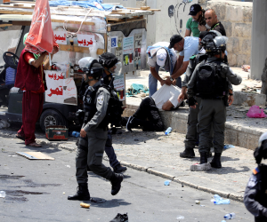مستوطن يدهس 4 أطفال فلسطينيين وقوات الاحتلال تقتحم مسجدا بالقدس