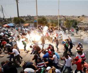 اشتباكات بين المصلين الفلسطينيين والشرطة الإسرائيلية بالمسجد الأقصى