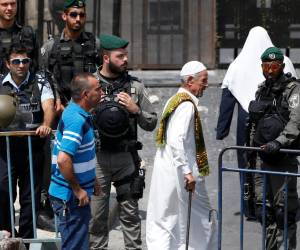 مستوطنون يهود يقتحمون المسجد الأقصى وسط حراسة مشددة من شرطة الاحتلال