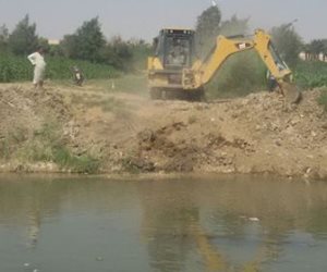 إزالة التعديات من على نهر النيل بـ«ركن فاروق» بحلوان