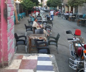 المقاهي تغزو سوهاج.. والأهالي يهجرون سكناتهم بسبب الضوضاء (صور)