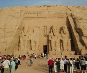 معبد أبو سمبل.. عندما تخترق الشمس حدود الزمان والمكان لتستقر على وجه الفرعون