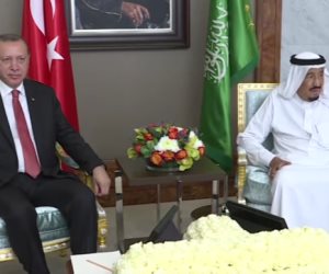 من فيديو لمنبر الإرهاب.. ماذا تخبرنا لغة الجسد في لقاء الملك سلمان وأردوغان؟