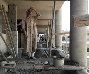 رفع 600 طن مخلفات بمنطقة أبو العباس بمنفلوط قبل بناء مدرسة جديدة