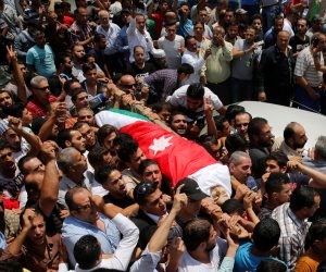 الأردن تشيع قتيلا السفارة الإسرائيلية وسط غضب المشيعين